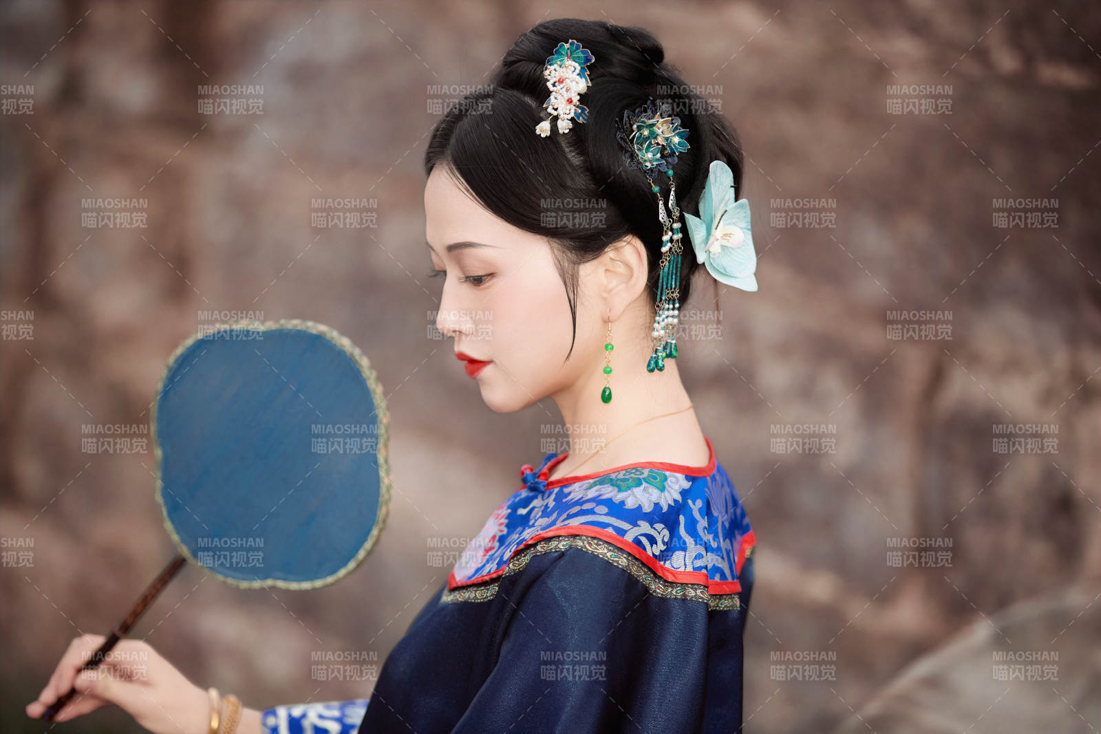 坐在古老手推车上的身穿晚清服饰的美女图片