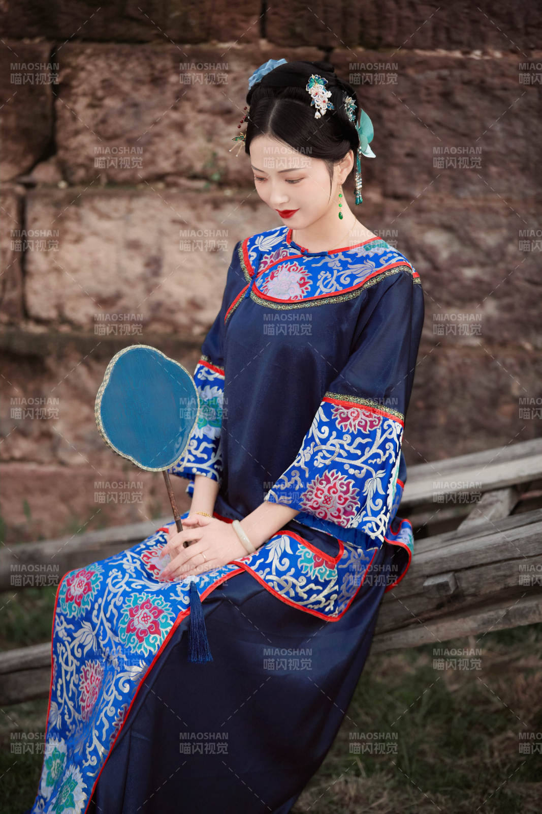 坐在古老手推车上的身穿晚清服饰的美女图片