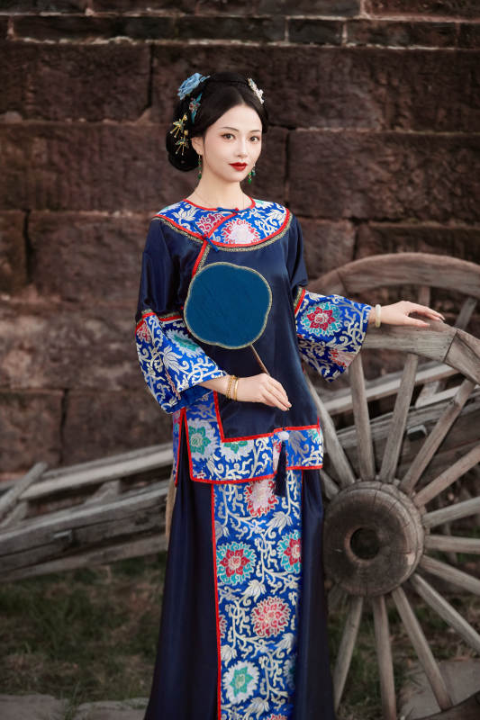 坐在古老手推车上的身穿晚清服饰的美女图片