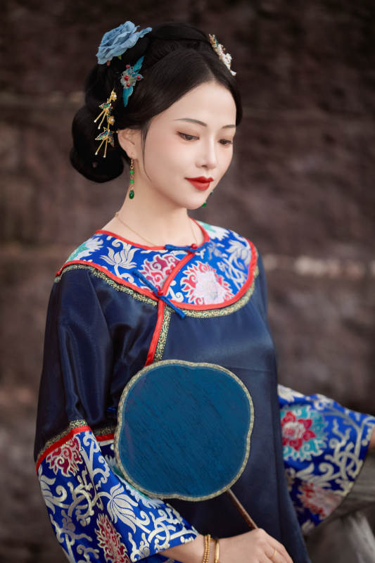 坐在古老手推车上的身穿晚清服饰的美女图片