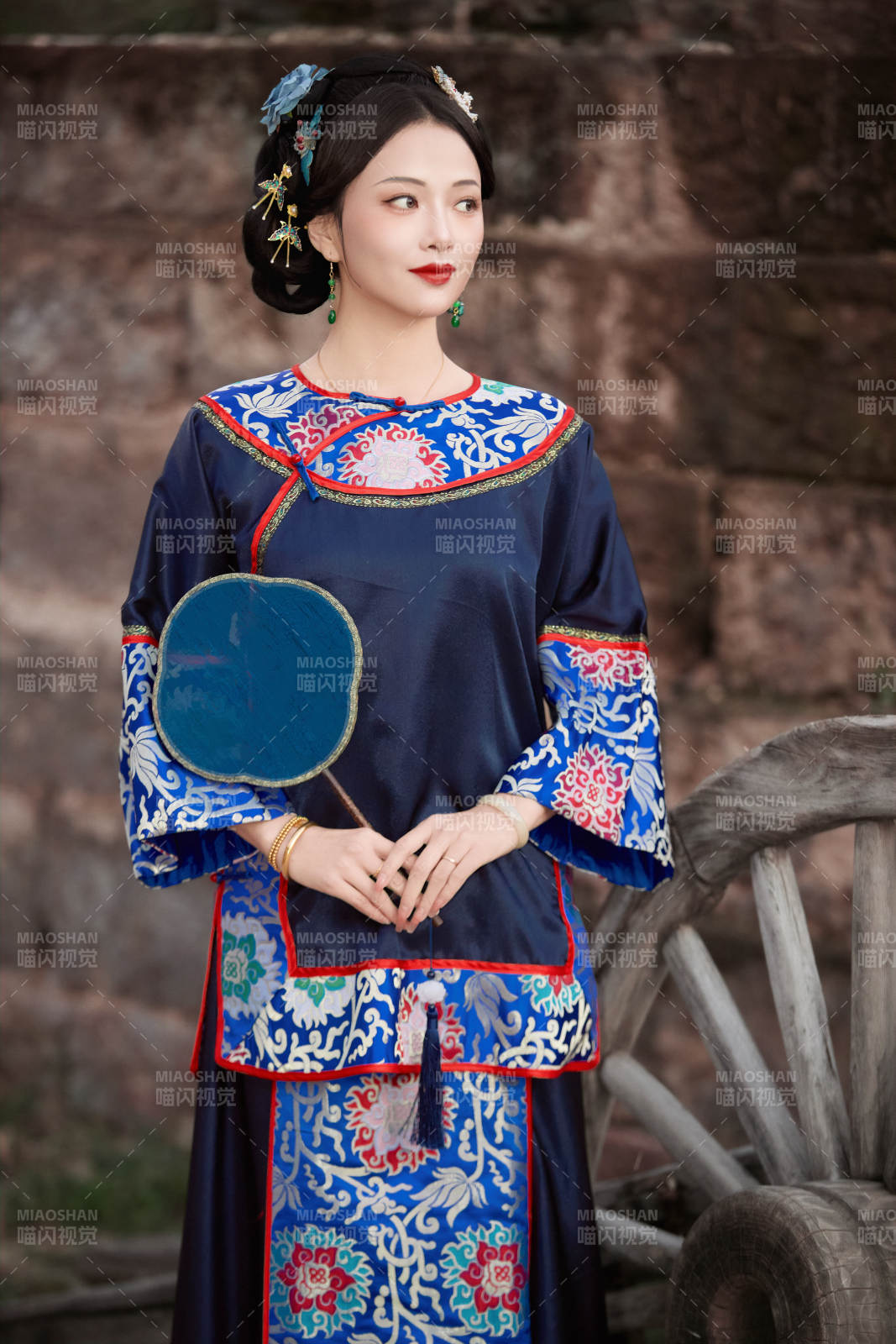 坐在古老手推车上的身穿晚清服饰的美女图片