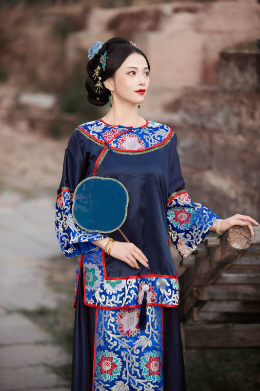 坐在古老手推车上的身穿晚清服饰的美女图片