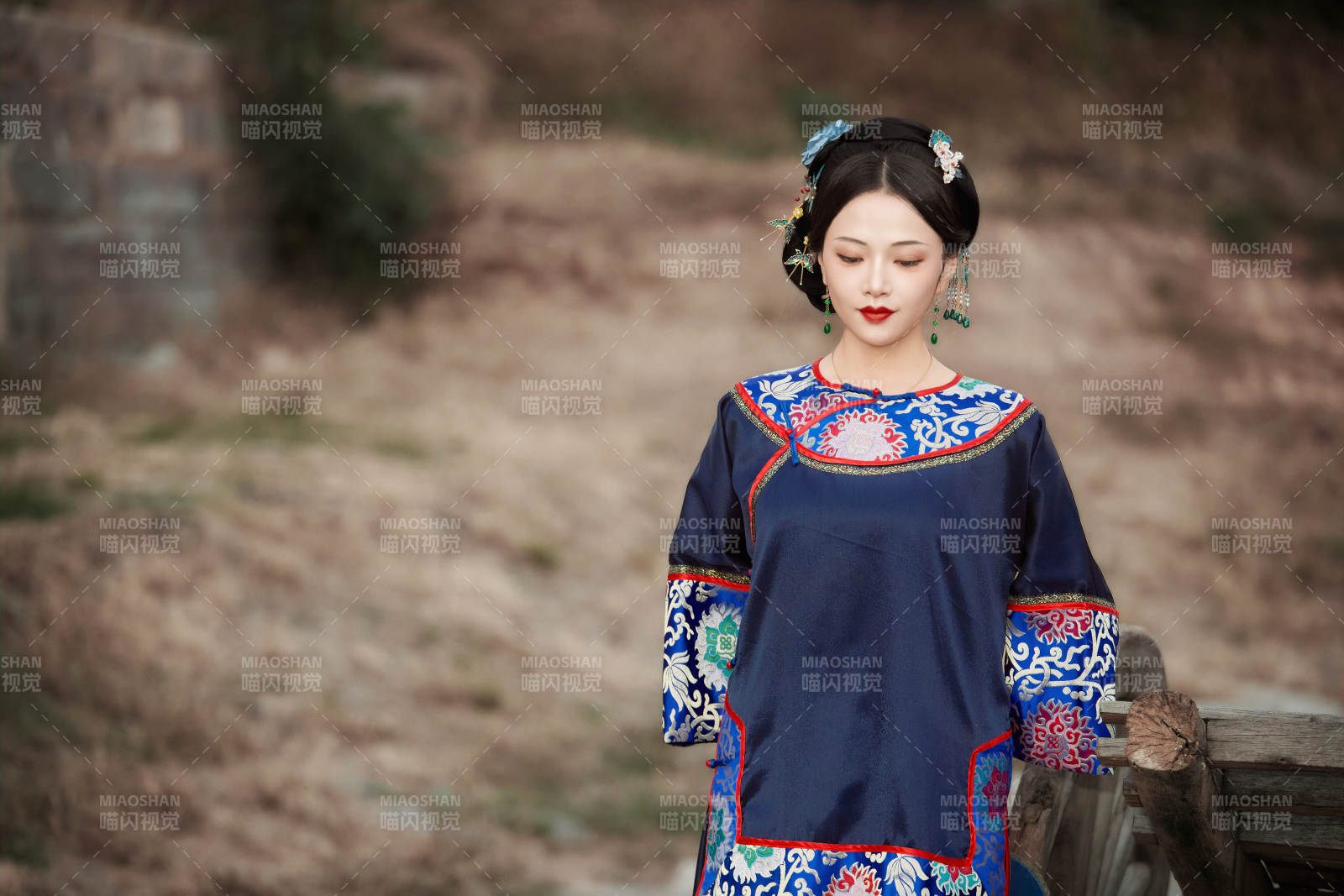 坐在古老手推车上的身穿晚清服饰的美女图片