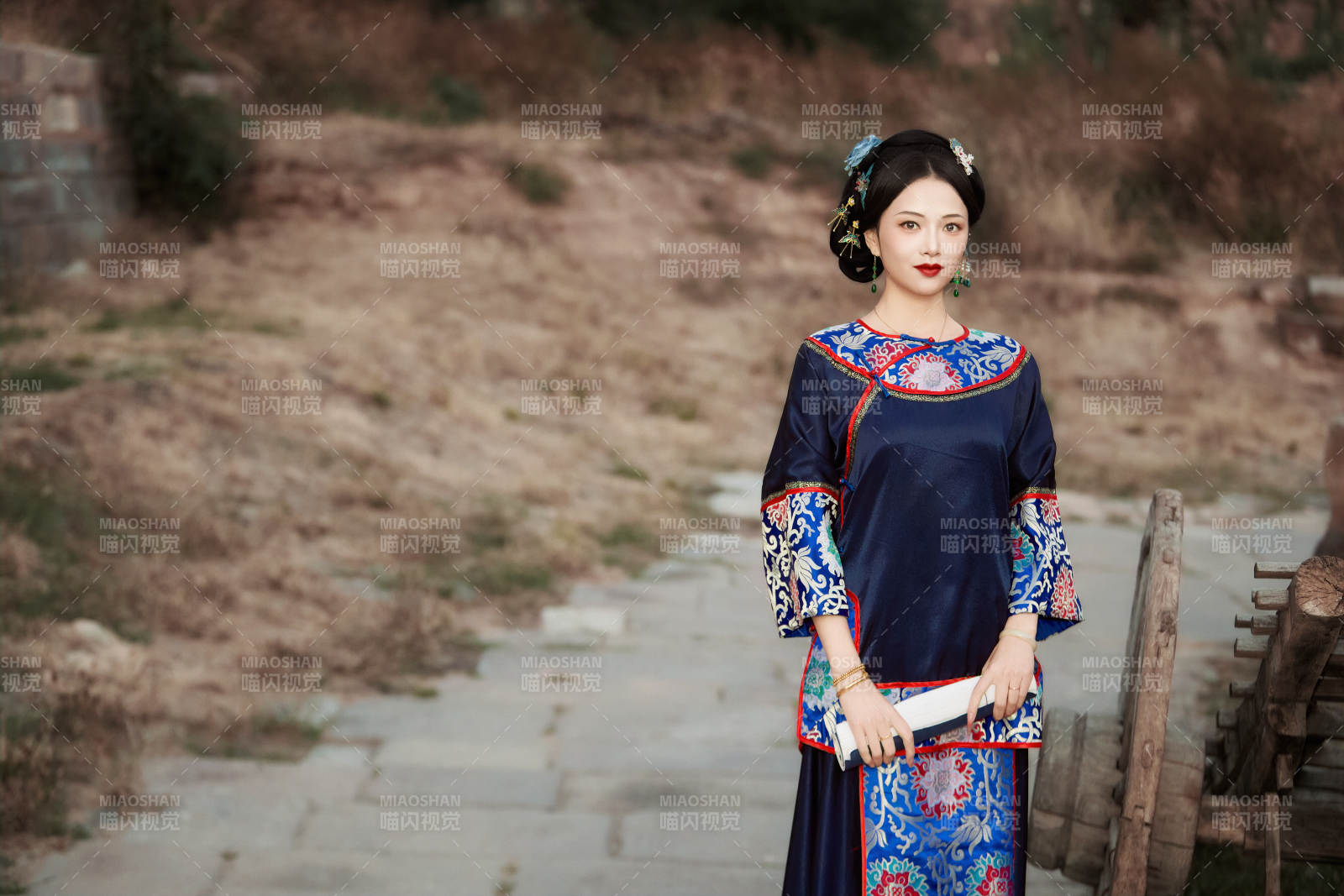 坐在古老手推车上的身穿晚清服饰的美女图片