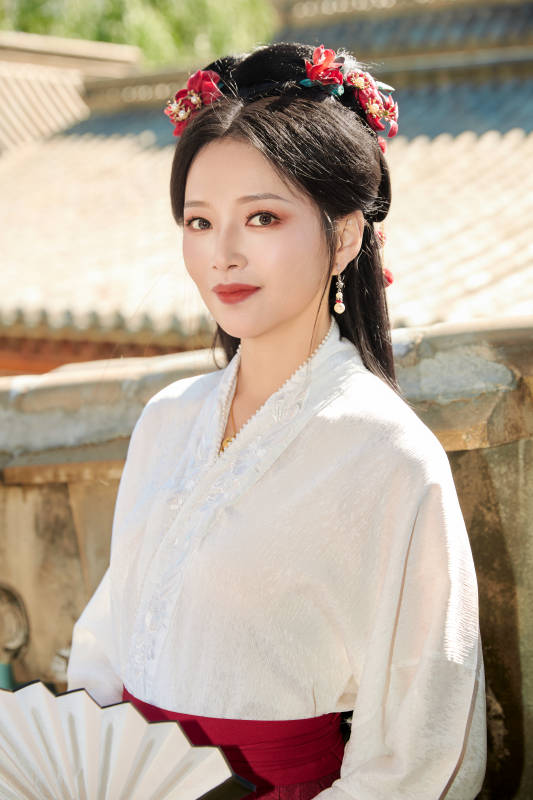 穿着中国汉族服饰马面裙的东方女性图片