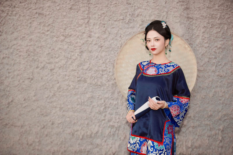 穿着中国晚清服饰在古城拍照的亚洲女性图片