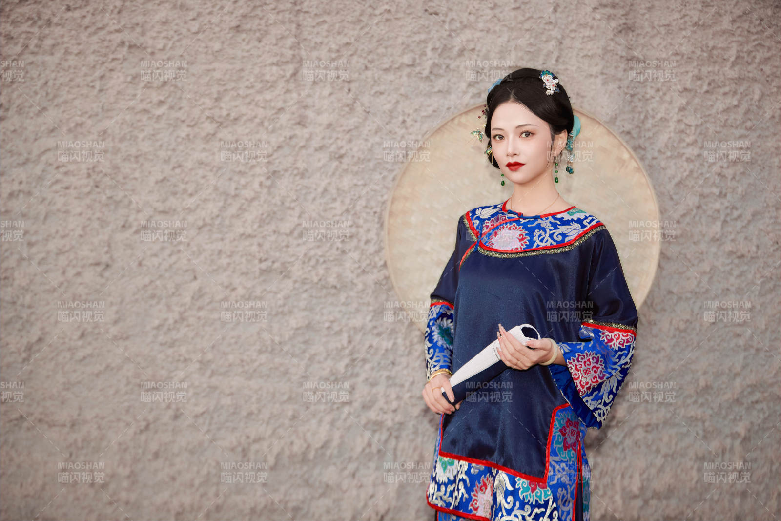 穿着中国晚清服饰在古城拍照的亚洲女性图片