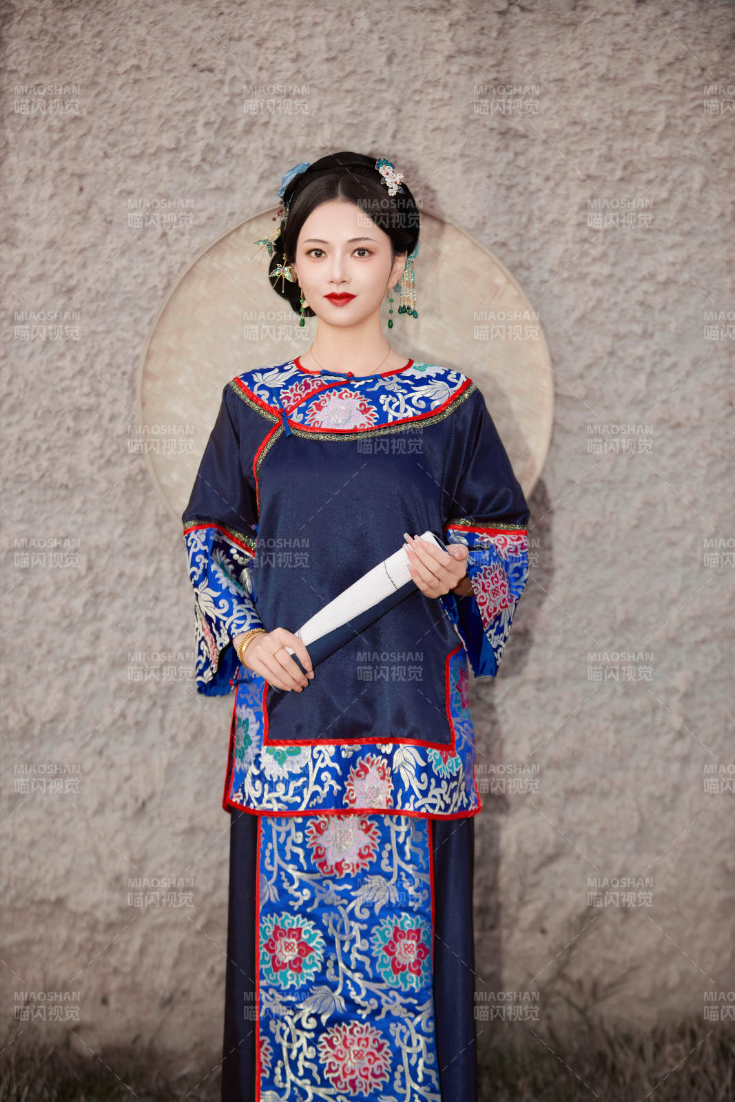 穿着中国晚清服饰在古城拍照的亚洲女性图片