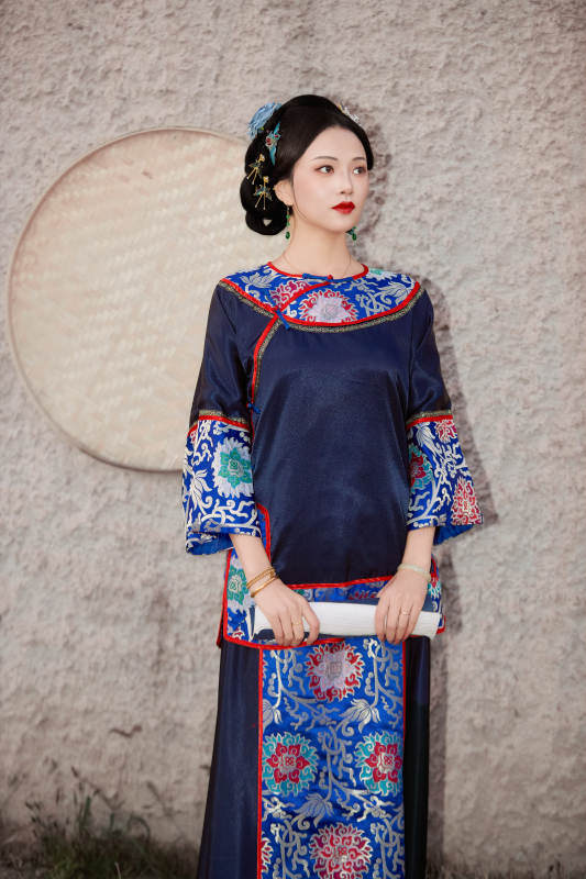 穿着中国晚清服饰在古城拍照的亚洲女性图片