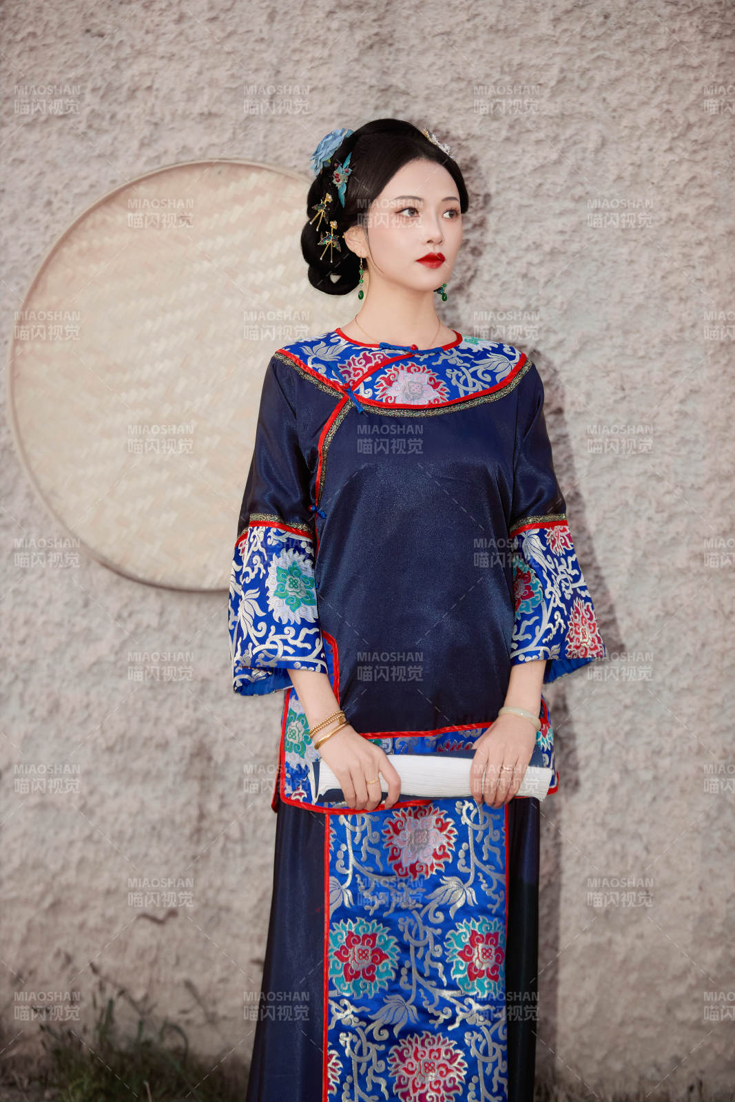 穿着中国晚清服饰在古城拍照的亚洲女性图片