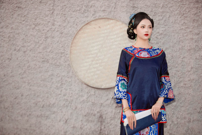 穿着中国晚清服饰在古城拍照的亚洲女性图片