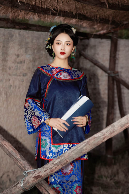 穿着中国晚清服饰在古城拍照的亚洲女性图片