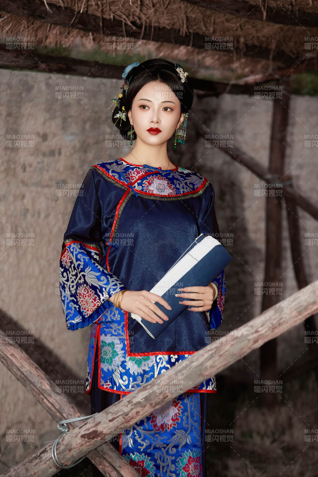 穿着中国晚清服饰在古城拍照的亚洲女性图片