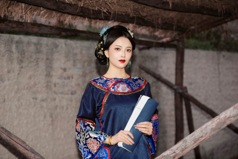 穿着中国晚清服饰在古城拍照的亚洲女性图片