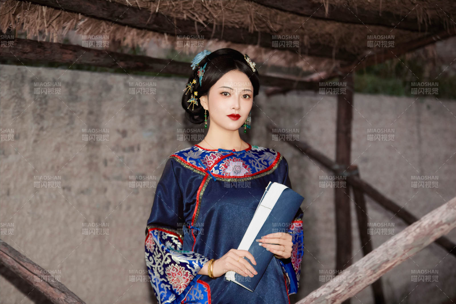 穿着中国晚清服饰在古城拍照的亚洲女性图片