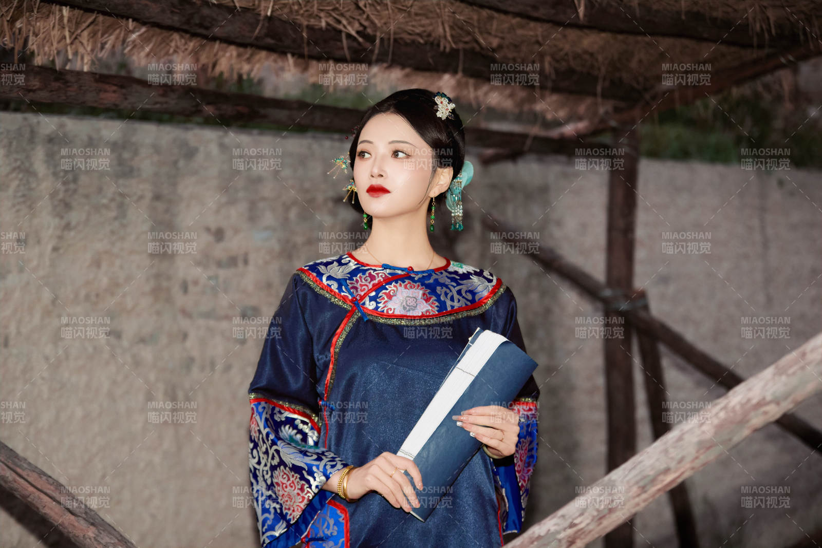 穿着中国晚清服饰在古城拍照的亚洲女性图片