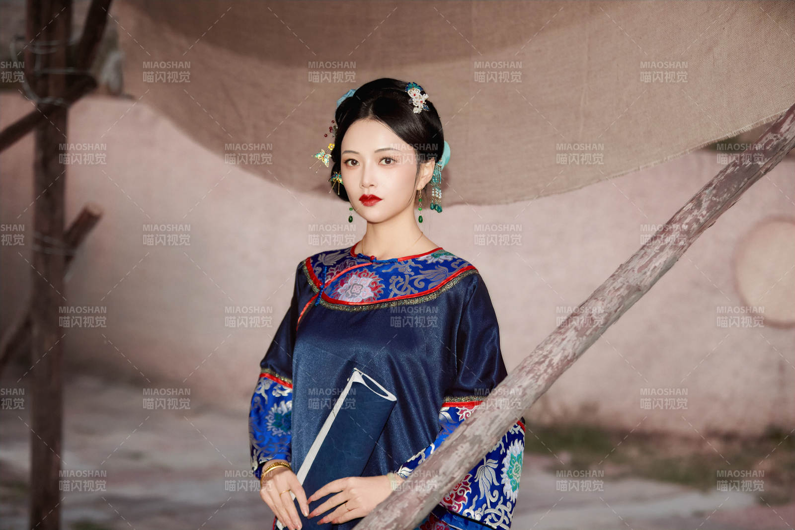 穿着中国晚清服饰在古城拍照的亚洲女性图片