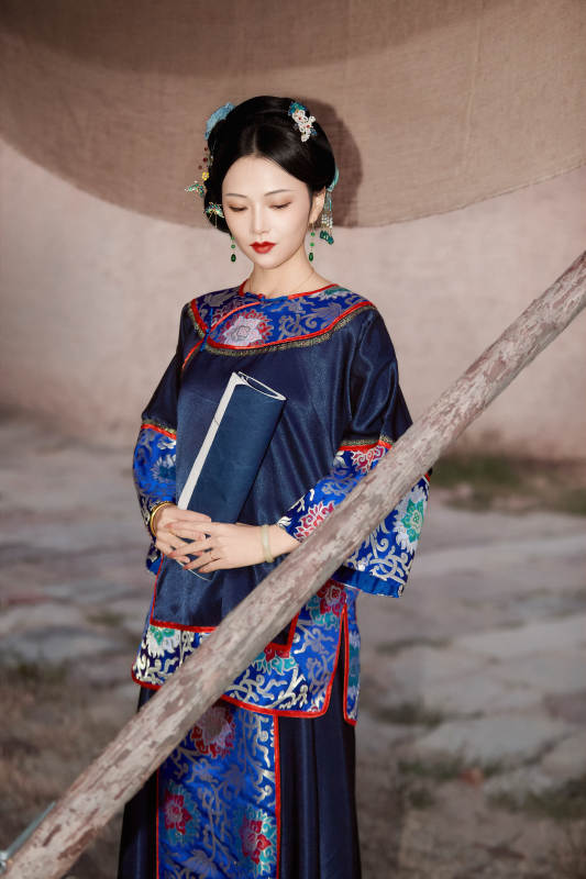 穿着中国晚清服饰在古城拍照的亚洲女性图片