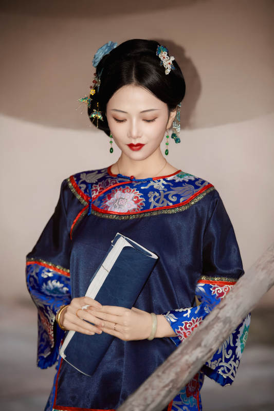 穿着中国晚清服饰在古城拍照的亚洲女性图片