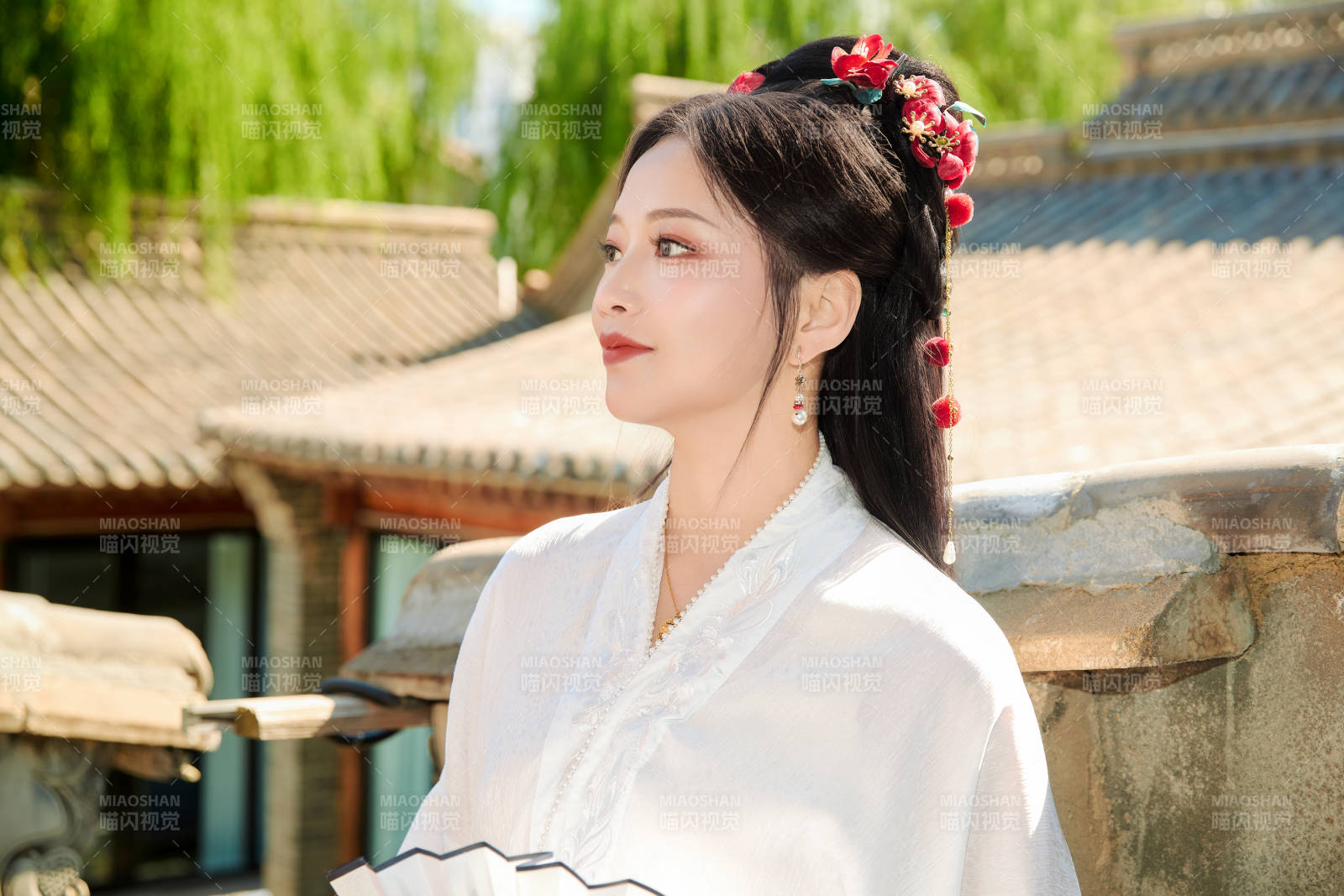 穿着中国汉族服饰马面裙的东方女性图片