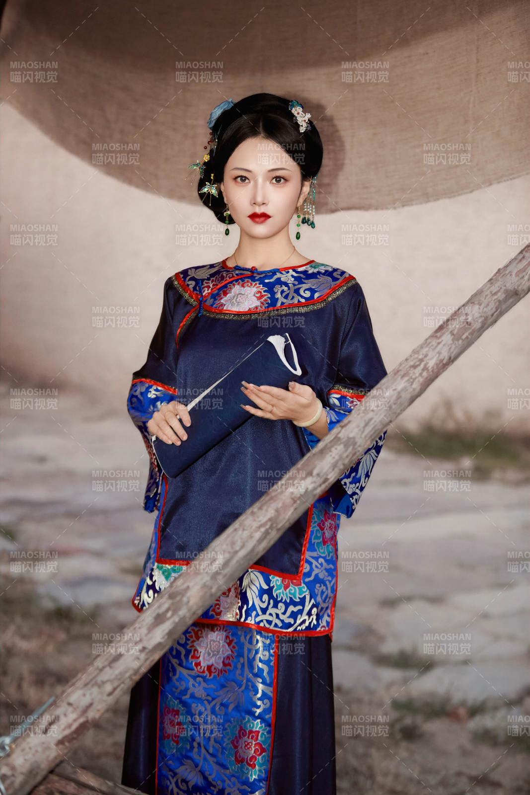 穿着中国晚清服饰在古城拍照的亚洲女性图片