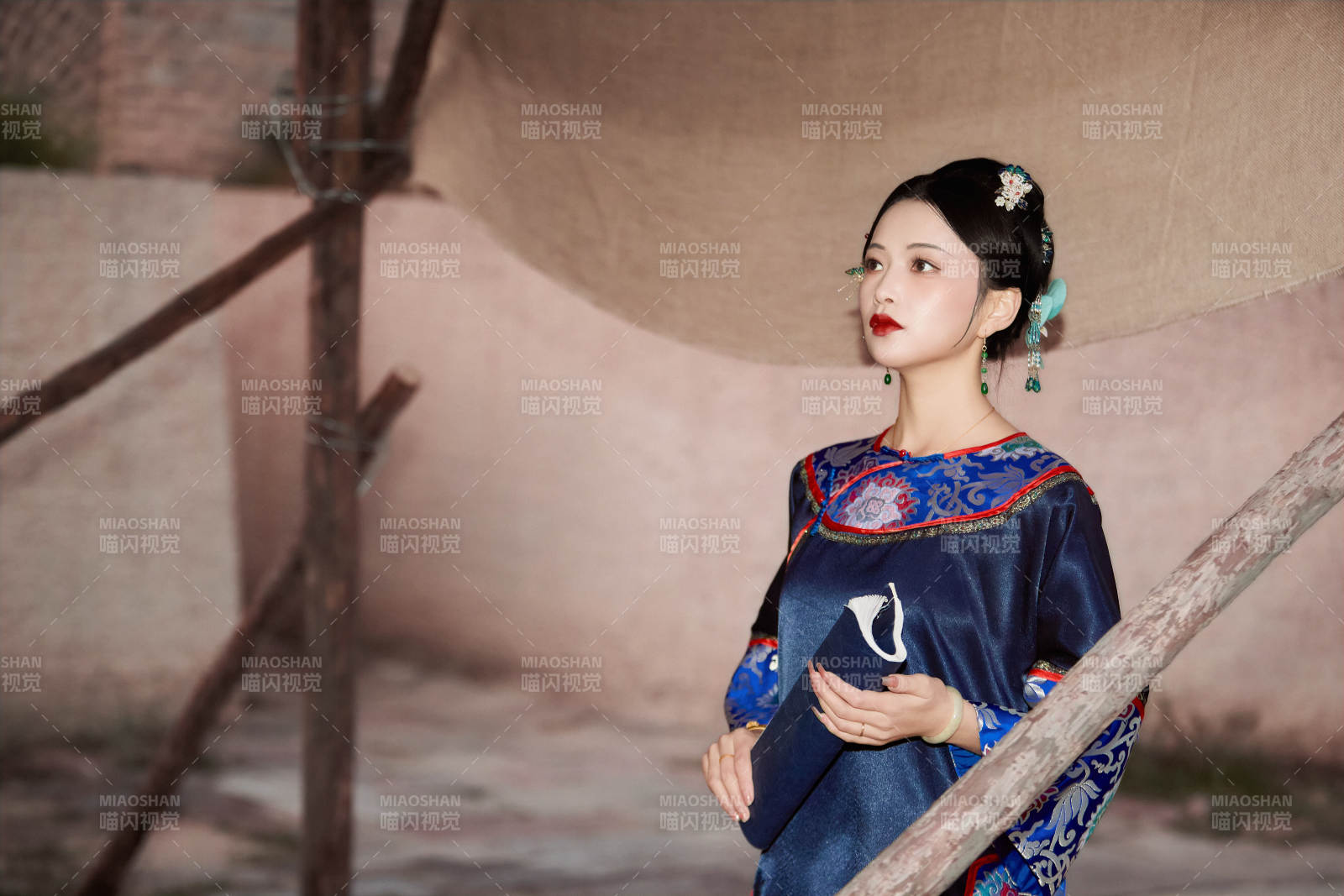 穿着中国晚清服饰在古城拍照的亚洲女性图片