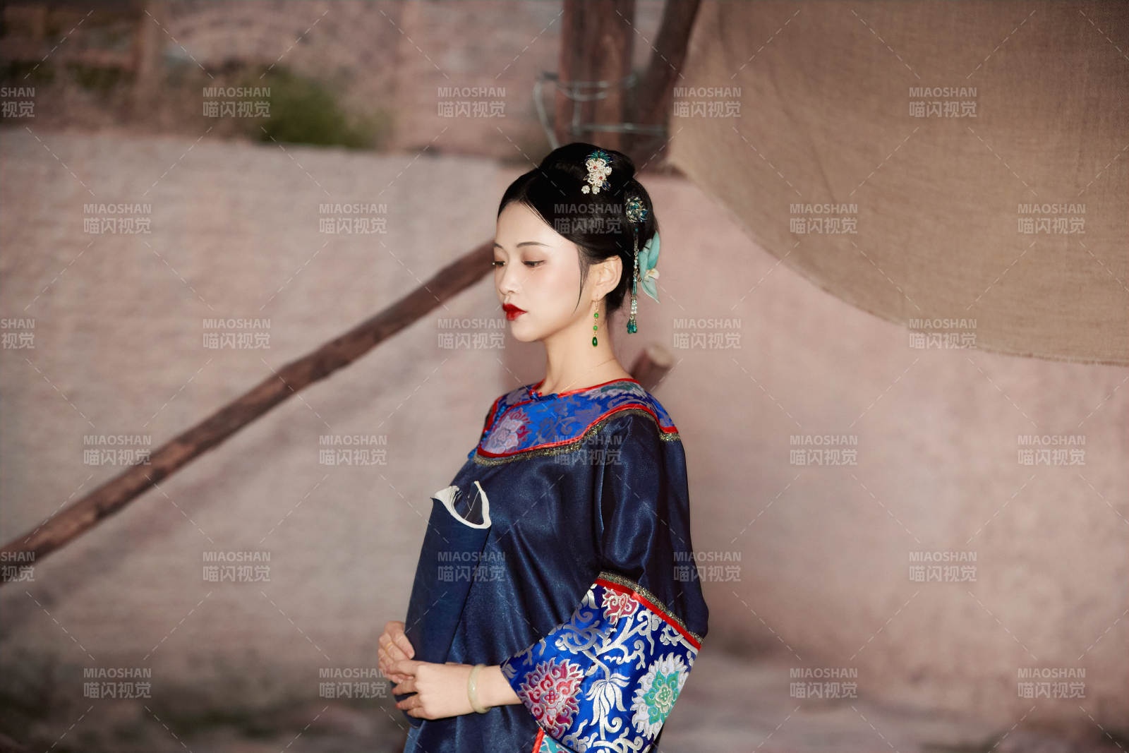 穿着中国晚清服饰在古城拍照的亚洲女性图片