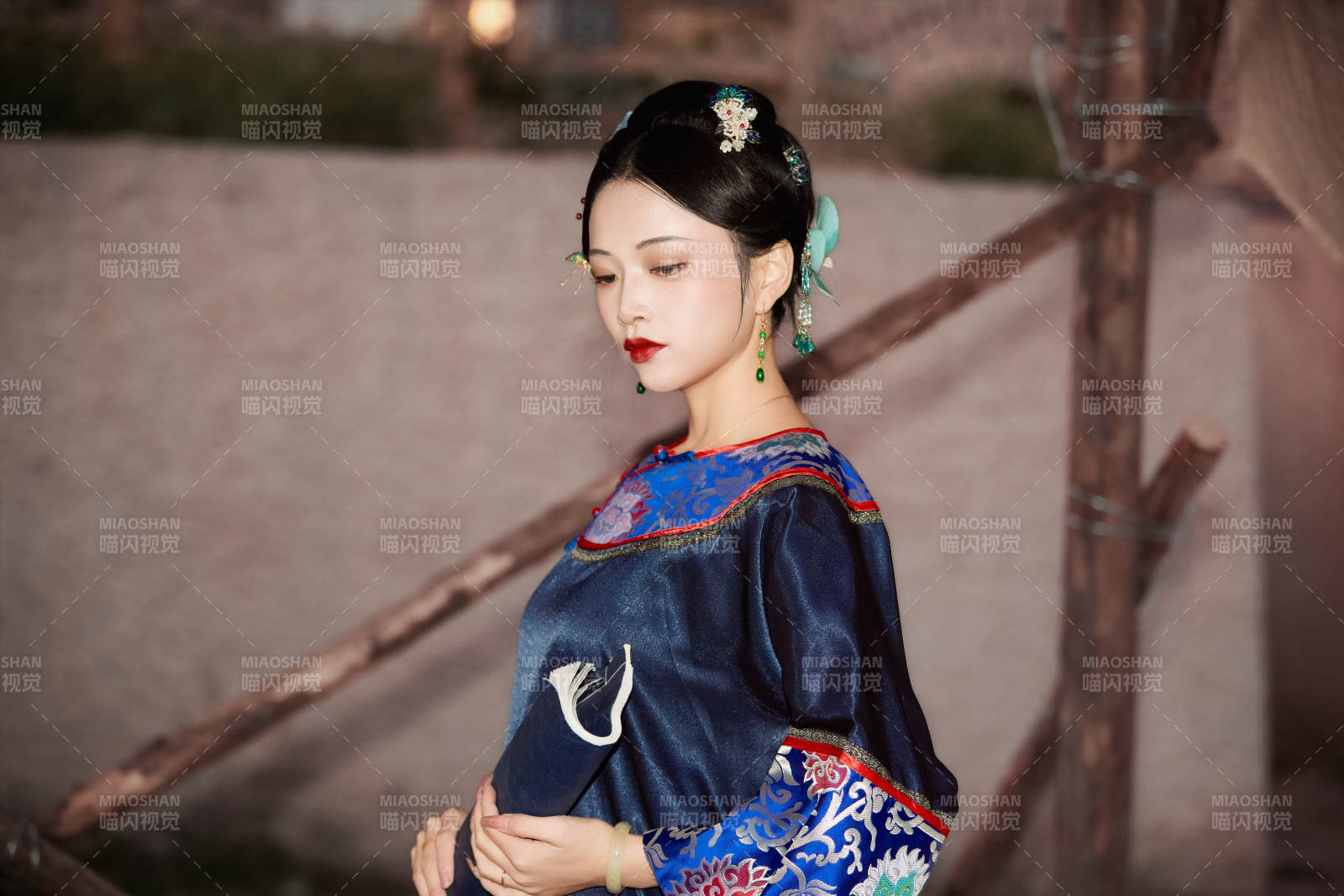 穿着中国晚清服饰在古城拍照的亚洲女性图片