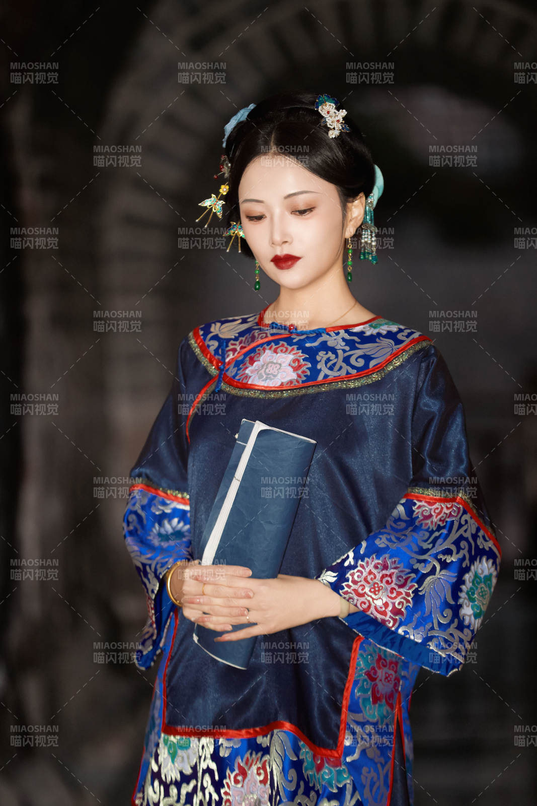 傍晚在古城身穿中国晚清服饰游玩的美女图片