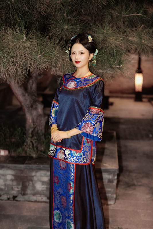 傍晚在古城身穿中国晚清服饰游玩的美女图片