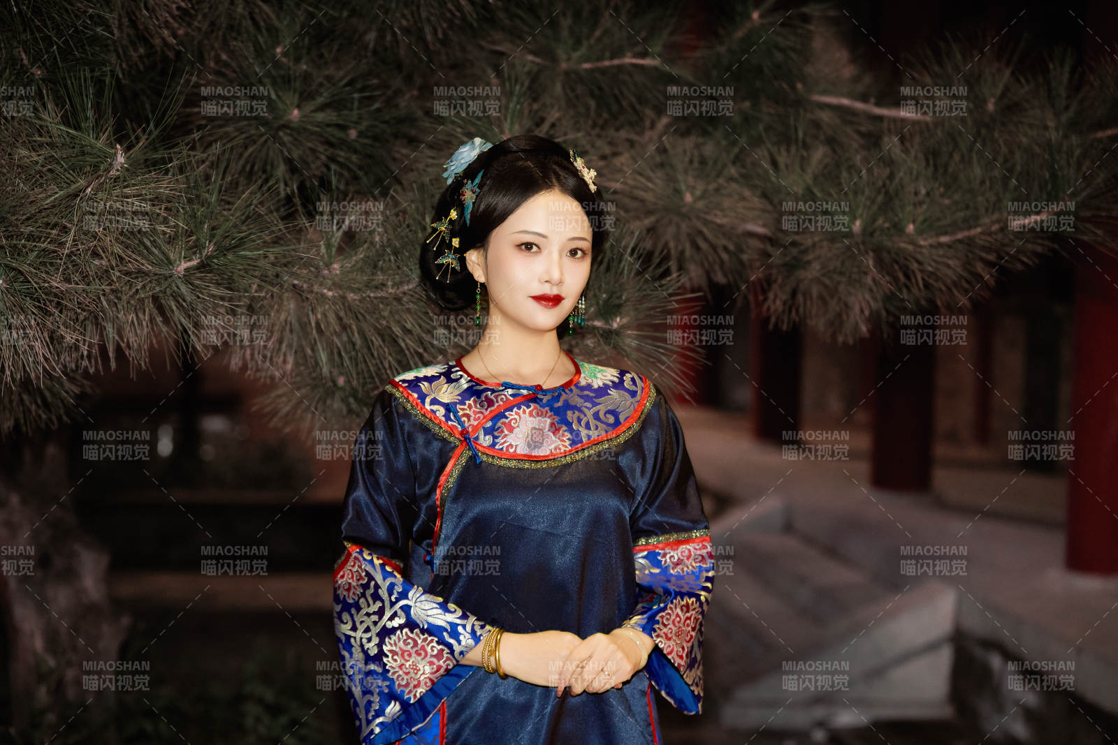 傍晚在古城身穿中国晚清服饰游玩的美女图片