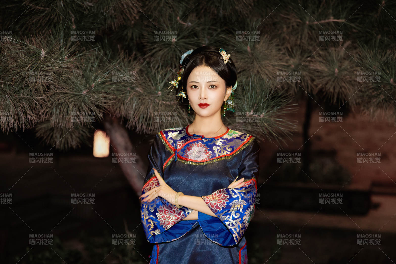 傍晚在古城身穿中国晚清服饰游玩的美女图片