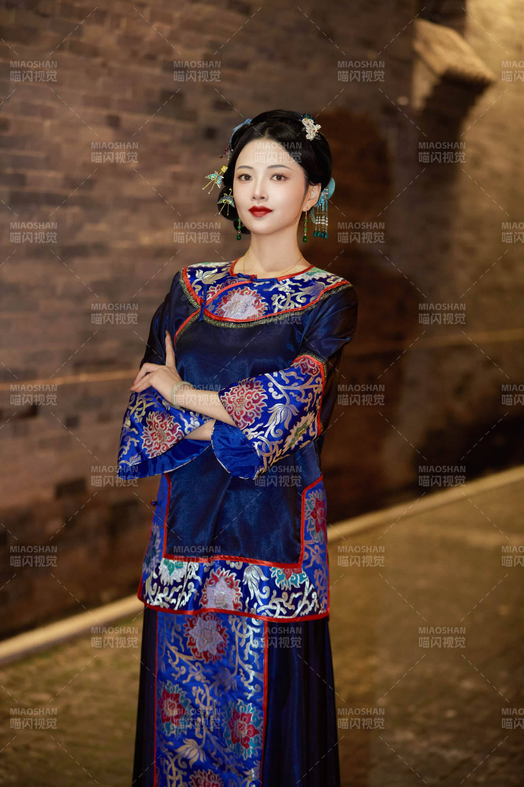 傍晚在古城身穿中国晚清服饰游玩的美女图片