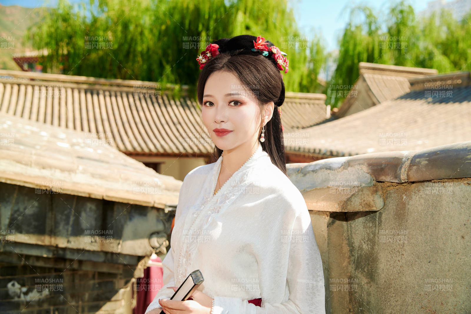 穿着中国汉族服饰马面裙的东方女性图片