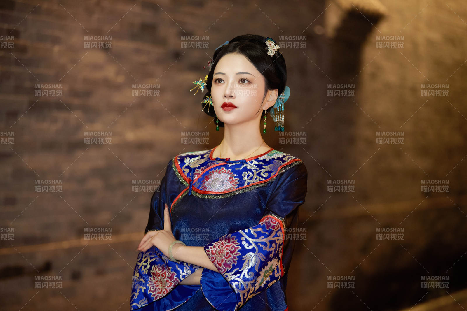 傍晚在古城身穿中国晚清服饰游玩的美女图片