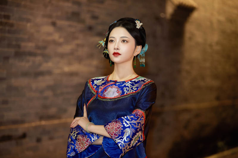 傍晚在古城身穿中国晚清服饰游玩的美女图片