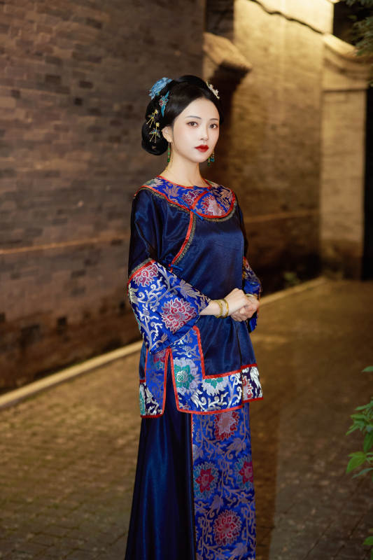 傍晚在古城身穿中国晚清服饰游玩的美女图片