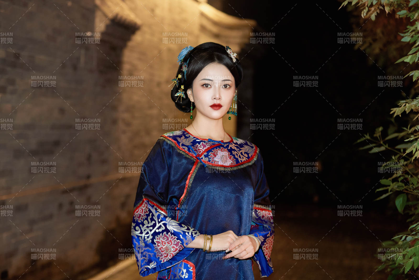 傍晚在古城身穿中国晚清服饰游玩的美女图片