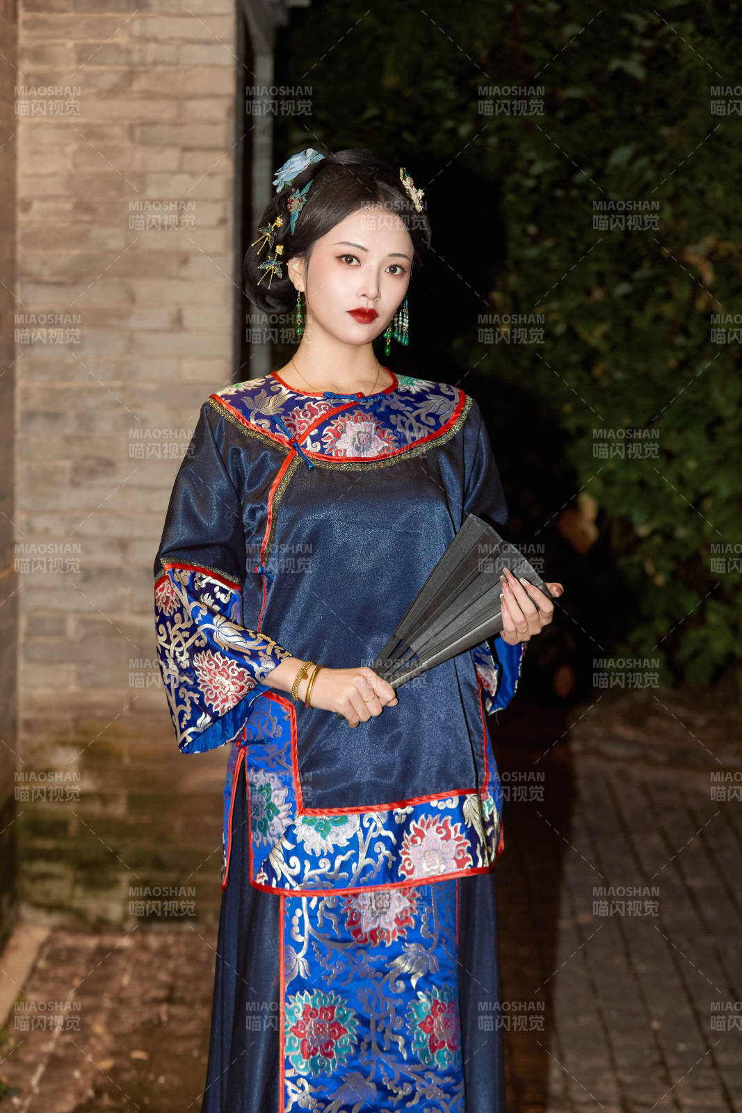 傍晚在古城身穿中国晚清服饰游玩的美女图片