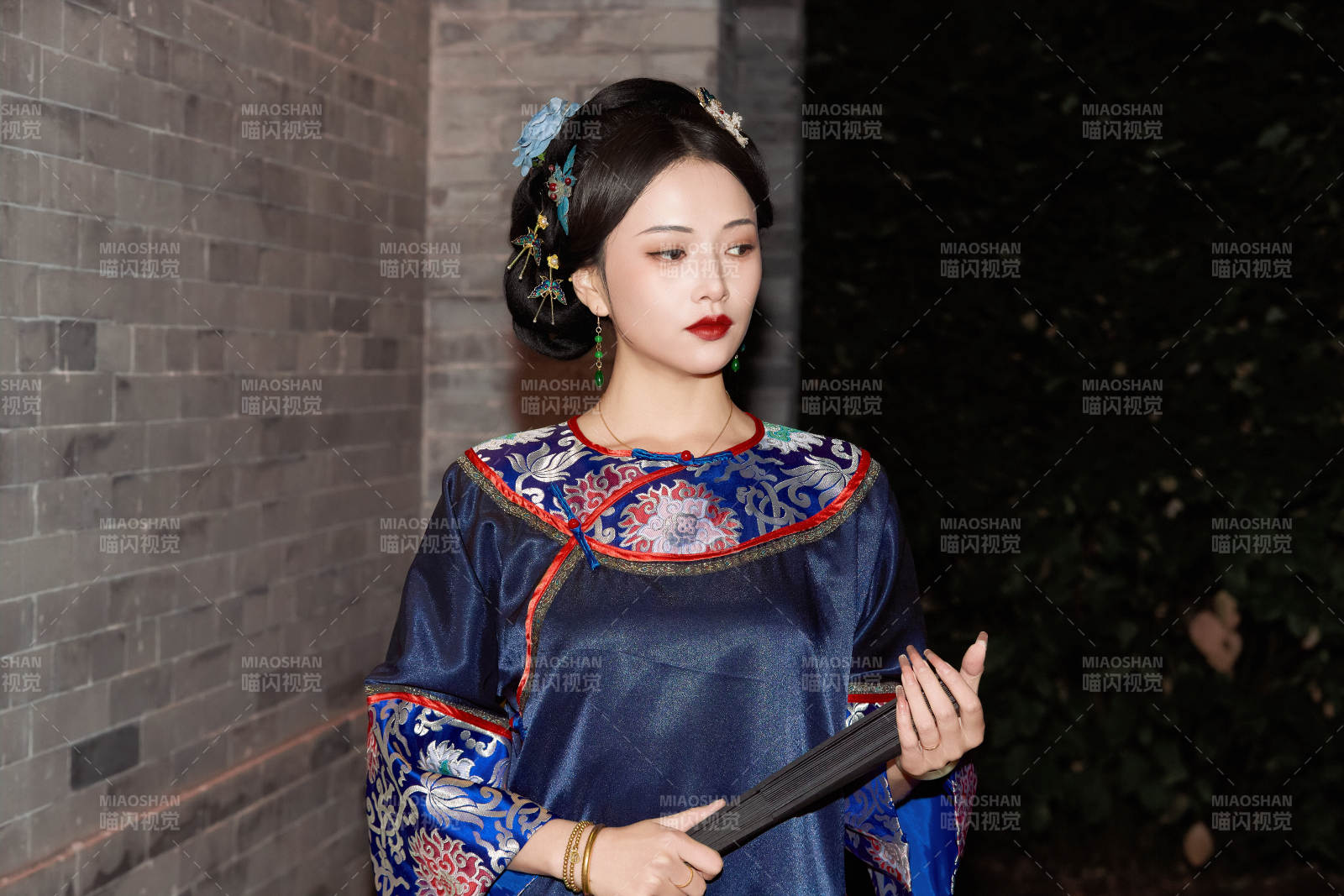 傍晚在古城身穿中国晚清服饰游玩的美女图片