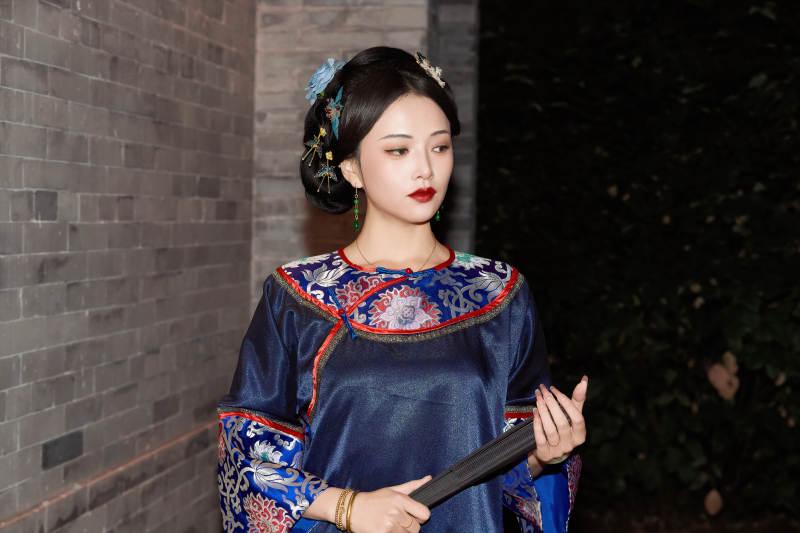 傍晚在古城身穿中国晚清服饰游玩的美女图片