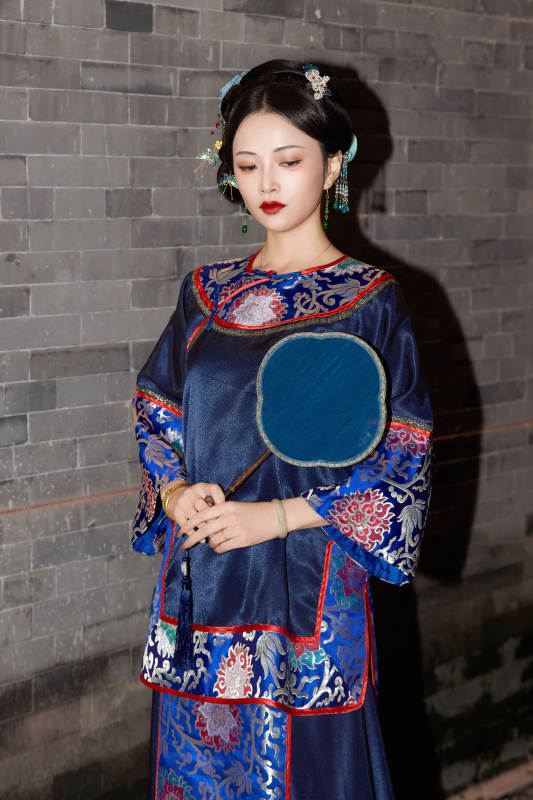 傍晚在古城身穿中国晚清服饰游玩的美女图片