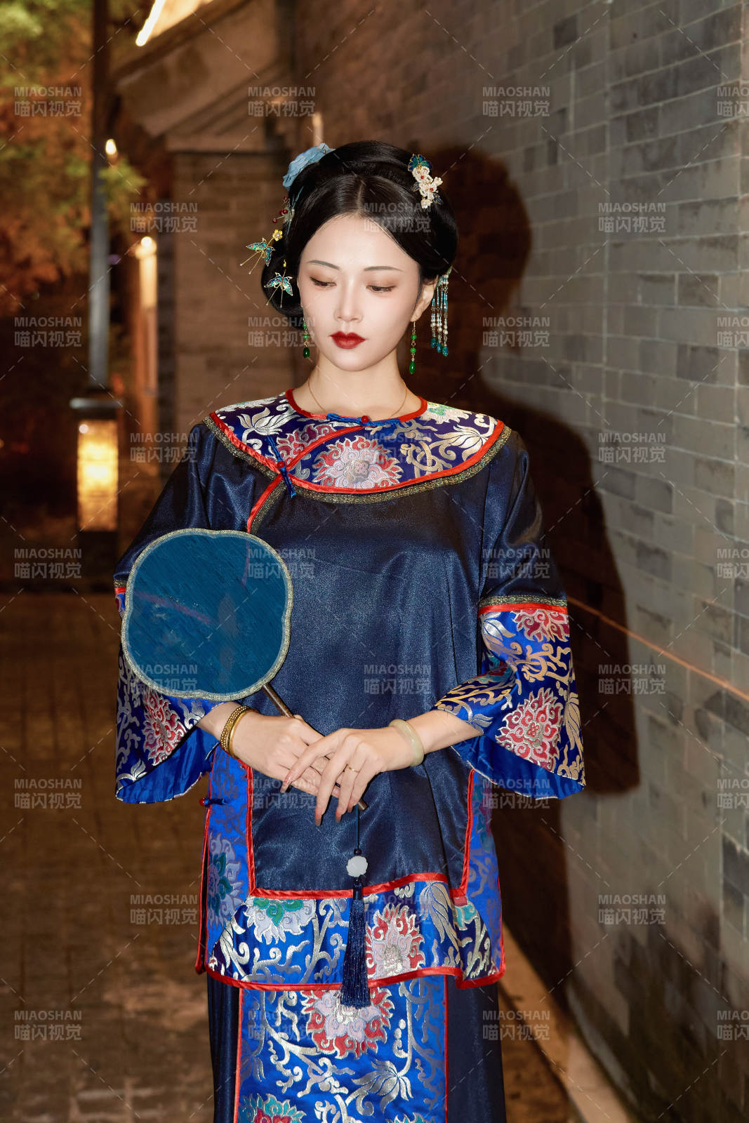 傍晚在古城身穿中国晚清服饰游玩的美女图片