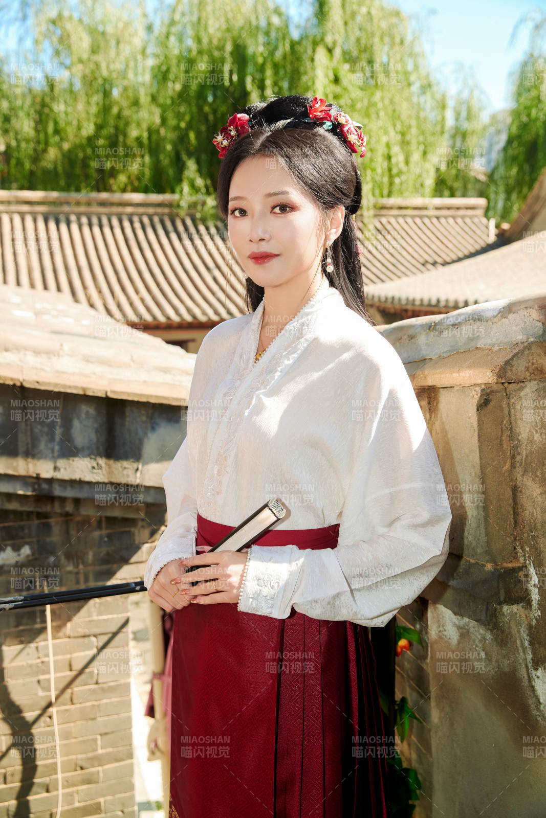 穿着中国汉族服饰马面裙的东方女性图片