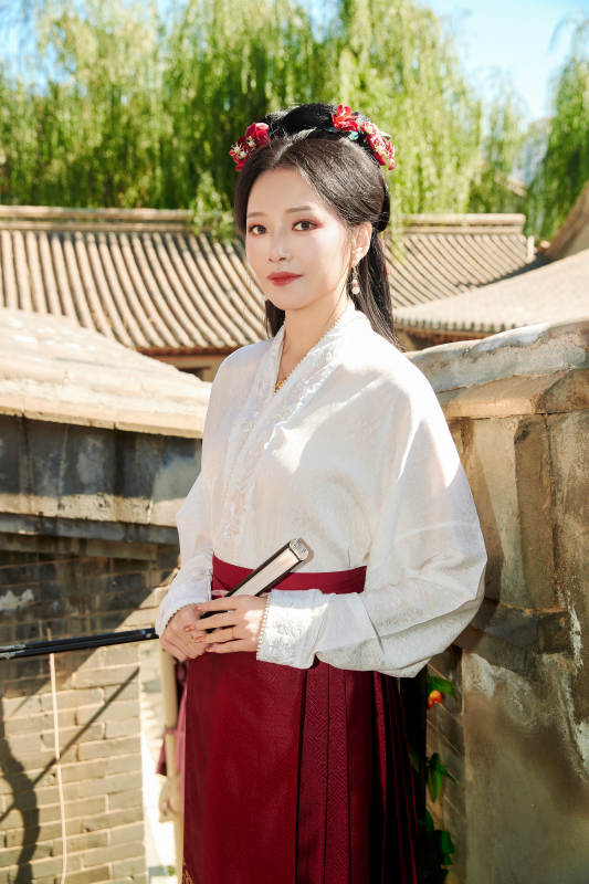 穿着中国汉族服饰马面裙的东方女性图片