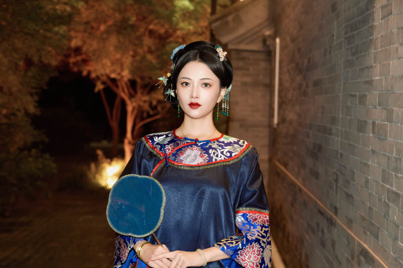 傍晚在古城身穿中国晚清服饰游玩的美女图片