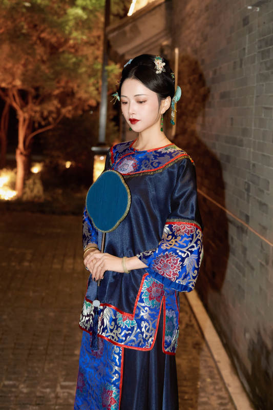 傍晚在古城身穿中国晚清服饰游玩的美女图片