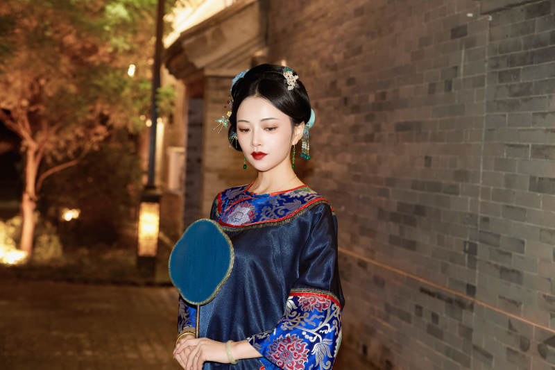 傍晚在古城身穿中国晚清服饰游玩的美女图片