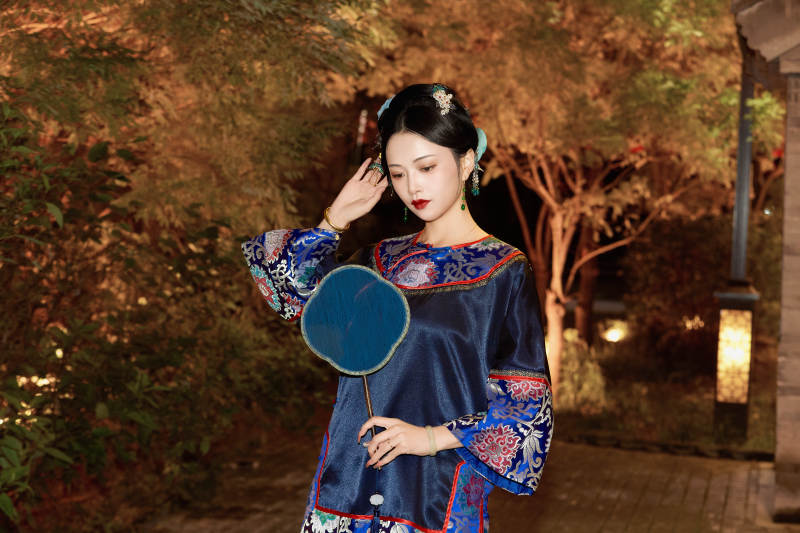 傍晚在古城身穿中国晚清服饰游玩的美女图片