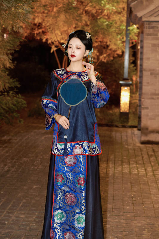 傍晚在古城身穿中国晚清服饰游玩的美女图片